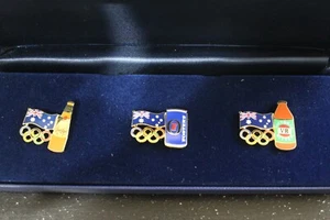 COMO NUEVO 1987 FOSTERS FUNDACIÓN DEPORTIVA OLÍMPICA JUEGO DE 3 PRENDEDORES OLÍMPICOS - CAJA DE REGALO - Imagen 1 de 4
