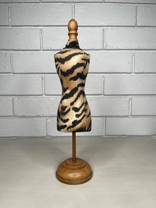VTG Tabletop Small Mannequin Torso Tiger Stripes w/Wooden Stand Brooch Display - Imagen 1 de 14
