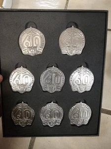 Neu Oakland Raiders Gedenkmünze 60. Saison Medaille Set in Box gebraucht schön U - Bild 1 von 5