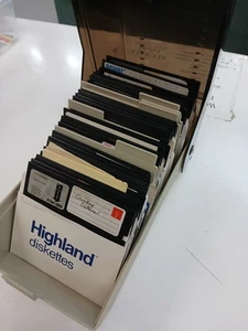 Lote De Colección De Aprx. 75 disquetes con estuche de almacenamiento (antiguos educativos) - Imagen 1 de 2