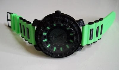 Reloj de hip hop informal de moda con banda de silicona negra y verde para hombre Foto 1 de 4