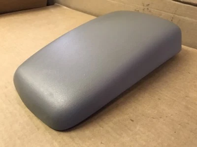 02 MERCURY SABLE CONSOLE LID ARMREST. GREY. 15X7 - Image 1 of 4