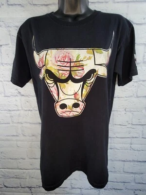 Camiseta Neff NBA Mujer Talla Pequeña Chicago Bulls Negra Floral Logo Flores UNK Foto 1 de 4