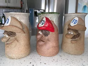 CASCO POMPIERE 3D OOAK Studio Art Pottery Face Tag firmato artista set di 3 - Foto 1 di 12