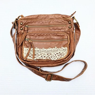 Bolso bandolera de cuero marrón vintage de los años 80 con acento de ganchillo Foto 1 de 4