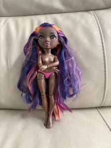 Muñeca de moda articulada desnuda Phaedra hacia el oeste Rainbow High Pacific Coast - Imagen 1 de 6