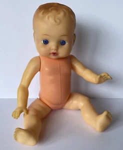 SCHÖNE ALTE DEUTSCHE VINYL-BABYPUPPE MIT GELENKEN HELLBLAUE AUGEN GEFORMTES HAAR - Bild 1 von 9