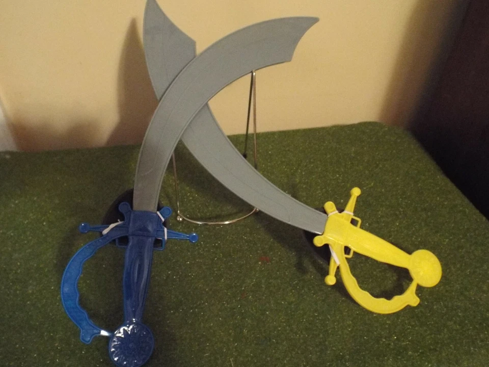 Espadas piratas grises con mango azul y amarillo con parches en los ojos Foto 1 de 1