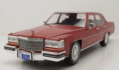 MODELCAR, 1982 CADILLAC Fleetwood Brougham, rosso metallizzato scuro, 1/18,  ... - Immagine 1 di 4