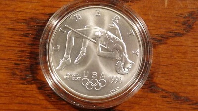 1996 D ATLANTA OLYMPICS TRACK & FIELD 1 OZ .999 SILVER COIN IN HARD CAPSULE! - Image 1 of 2