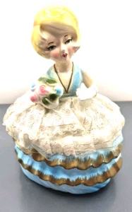 Vintage Cassettiera in ceramica dama con abito in pizzo fiori United China e vetro co - Foto 1 di 15