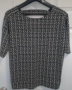 Next schwarz-weißes Top mit Aztekenmuster. Bluse Größe 8 Bürostil Rückendetail  - Bild 1 von 4