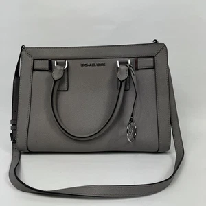 Bolso Bandolera Michael Kors Dillon Cuero Saffiano Gris Cartera - Imagen 1 de 24