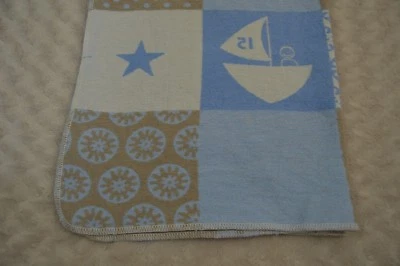 Manta textil para bebé David Fussenegger azul tostado cuadrados puntos velero helicóptero Foto 1 de 4