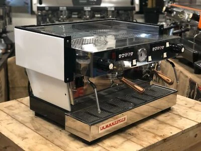 MÁQUINA DE CAFÉ ESPRESSO LA MARZOCCO LINEA CLASSIC 2 GRUPOS ASAS DE MADERA BLANCA Foto 1 de 4