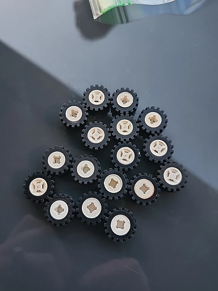 LEGO (x17) WHEEL : 4624c02 White  - Image 1 of 1
