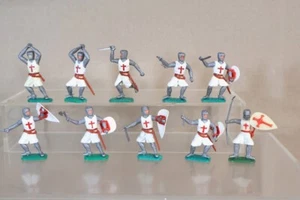 TIMPO SWOPPETS 10 x CRUSADER KNIGHTS with RAISED SWORD & AXE 3om - Picture 1 of 10