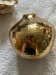 Jarrón dorado martillado de metal Behoma hecho a mano de 5,5" x 5,5" x 5,3" - Imagen 1 de 9