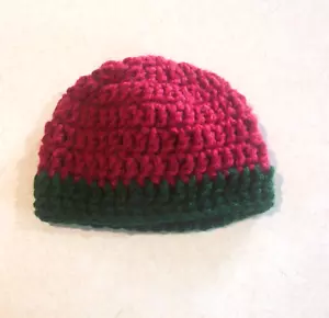 Muñeca de 18" de crochet rojo navideño con gorra verde - Imagen 1 de 1