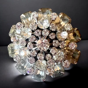 Broche prendedor grande transparente de diamantes de imitación floral tono plata estilo blanco vintage - Imagen 1 de 8