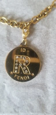 Браслет с брелоками с логотипом Fendi идентификационная буква R кристалл золотистый - Изображение 1 из 4