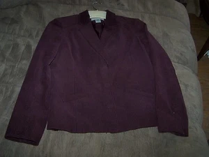 Ladies Liz Claiborne Maroon Blazer Size 8 in excellent shape hidden snaps front - Picture 1 of 1