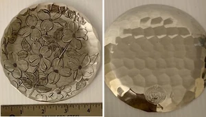 Plato floral pequeño hecho a mano de aluminio martillado Wendell August - Imagen 1 de 4