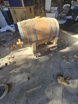 Dispensador de barril de whisky con soporte de 10 galones. Foto 1 de 4