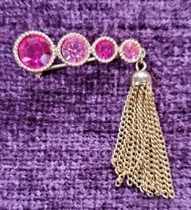 Vintage SARAH COVENTRY Brooch Pin Pink Crystal 1960s Goldtone Tassel Chain Retro - Picture 1 of 2
