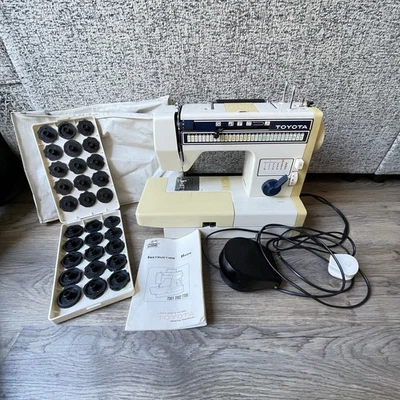 Rare Vintage Toyota 7002 Sewing Machine with Accessories — 第 1/4 张图片
