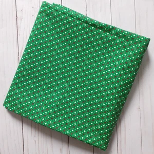 Mini Corazones y Flores Tela de Algodón Verde Rojo Blanco Vacaciones 2 1/4 yardas - Imagen 1 de 4