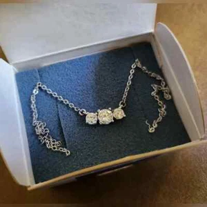 Collana catena lunga tripla zirconi Avon tono argento anniversario 16” 3” in scatola #21 - Foto 1 di 10