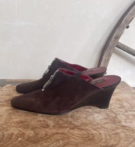 BRIGHTON "ROCKER" braune Wildleder-Pantoletten mit Keilabsatz dekorativer Reißverschluss Knebel 9M NEU! - Bild 1 von 13