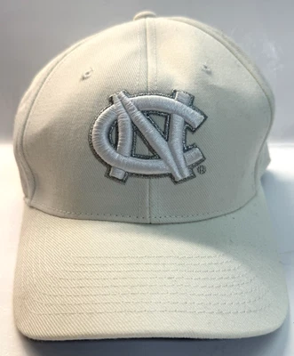 Carolina del Norte Zephyr Tacones Alquitrán Gorra Ajustada Talla 7 1/2 Mezcla de Lana Blanco Nuevo Foto 1 de 4