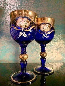 2 Prunk Bohemia Weingläser, blau, Gold, Emaille Blumen - Bild 1 von 7