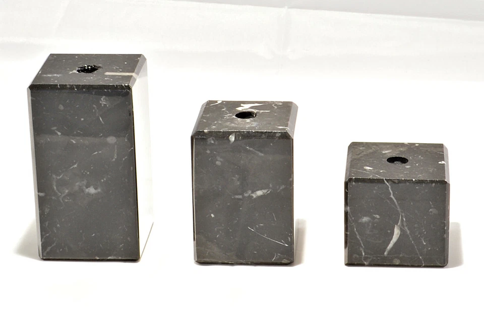 EIGENMARKE verschiedene Größen schwarze Marmorsockel mit Lochbohrung, B-Ware mit Filzfüßen