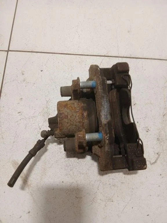 FORD USA FOCUS Étrier de Frein Avant Gauche A426X 1.00 Petrol 97kw 31810267 - Photo 1/1