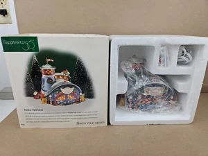 Escuela de vuelo de renos del Polo Norte Dept 56 pueblo de Navidad  - Imagen 1 de 4