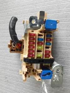 Nissan Versa 2012-2018 caja de relé de fusibles interior tablero de unión interior izquierdo OEM* - Imagen 1 de 7