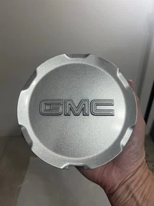 2010 - 2015 GENUINE GMC Terrain Center Cap P/N 9597973 Silver OEM - Picture 1 of 7