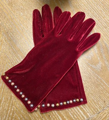 Vestido largo muñeca borgoña/vino terciopelo con guantes de perlas Foto 1 de 4