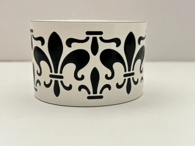 Brazalete con hebilla grabada de plástico puño ancho Shylon blanco flor de lis Foto 1 de 2