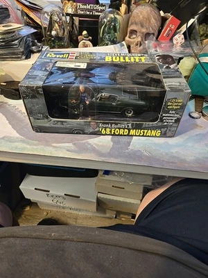 Coche Ford Mustang 68 Revell Frank Bullitt con figura McQueen Foto 1 de 4