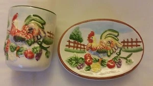 2 pc KITCHEN / HOME DECOR SET: SOAP HOLDER & SMALL CUP, 3D ROOSTER at the FARM - Picture 1 of 7