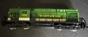 HO Scale AHM southern RR diesel locomotive #6695 - Picture 1 of 9
