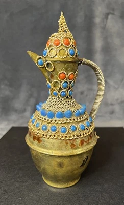 Jarra de agua sintética vintage de latón de Oriente Medio con cuentas a mano con oro y turquesa Foto 1 de 4