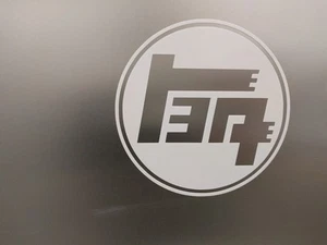 "Paquete de 2 calcomanías de vinilo con logotipo TEQ blanco brillante 3,5" - Imagen 1 de 6