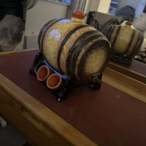 Ein französisches Keramik kleines Apfelweinfass auf Ständer mit nur 2 Tassen, 19cm lang - Bild 1 von 6