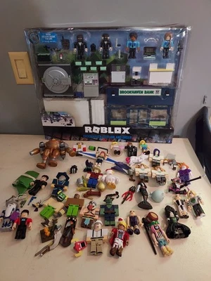 ROBLOX Экшн Коллекция Фигурок BROOKHAVEN OUTLAW AND ORDER С Другими Фигурками  - Изображение 1 из 4