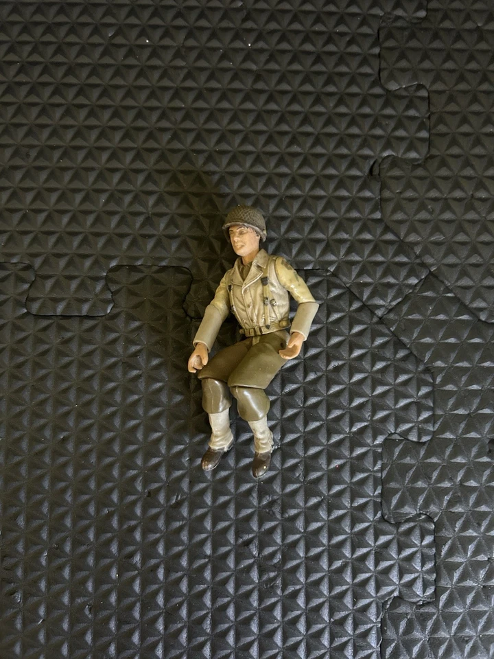 Figura 21st Century Toys Soldier WW2 3.75" agachada usada en excelente estado Foto 1 de 2